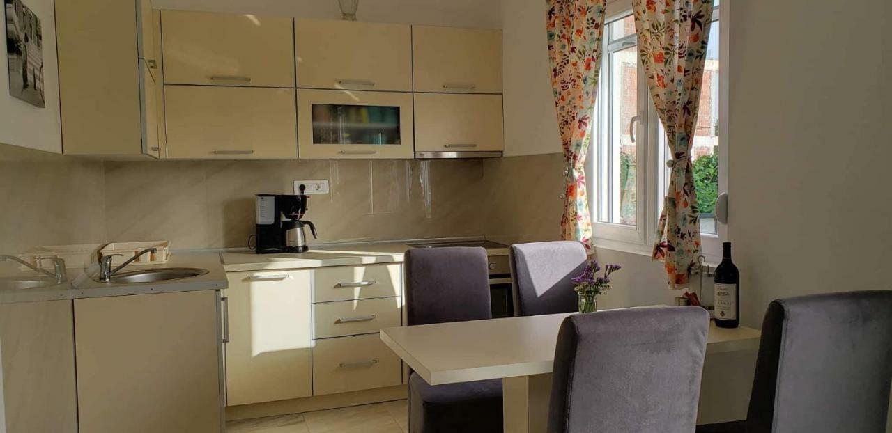 Apartmani Suncokreti - Sunflower Apartments บาร์ ภายนอก รูปภาพ