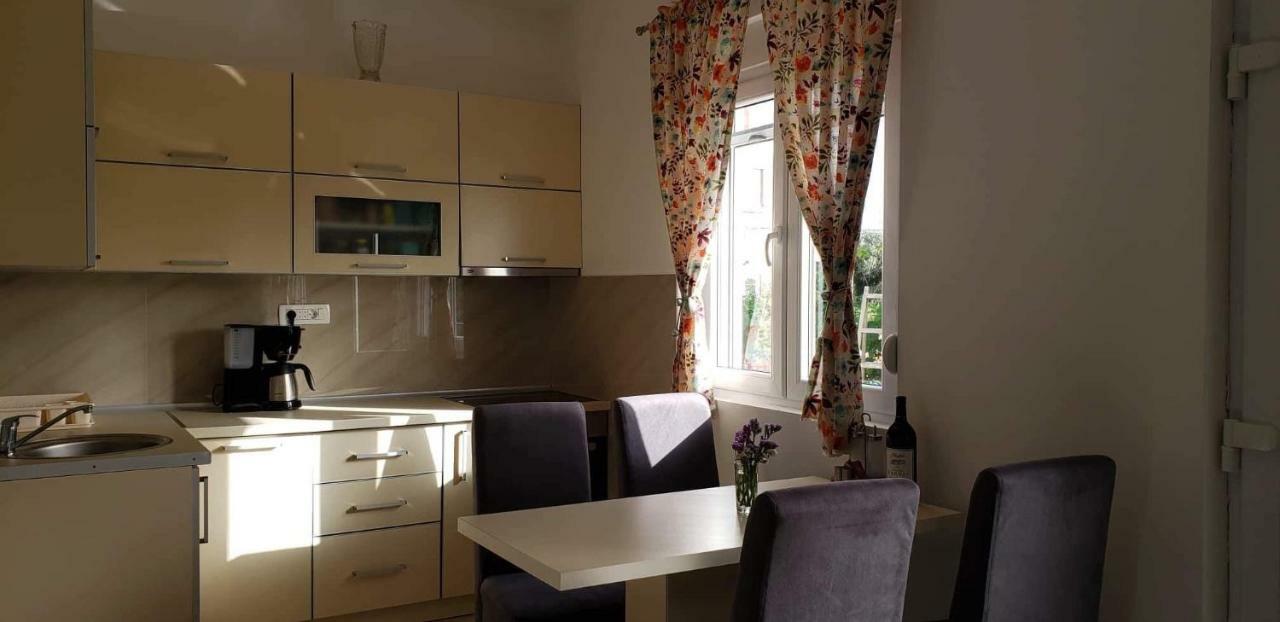 Apartmani Suncokreti - Sunflower Apartments บาร์ ภายนอก รูปภาพ