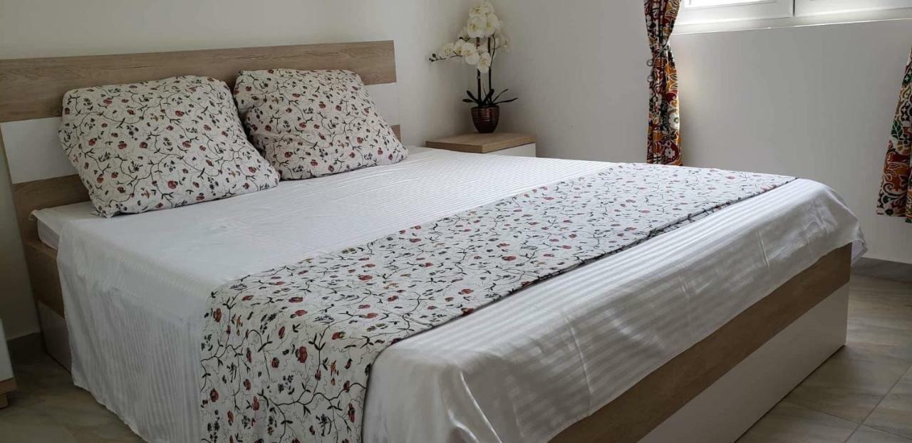 Apartmani Suncokreti - Sunflower Apartments บาร์ ภายนอก รูปภาพ