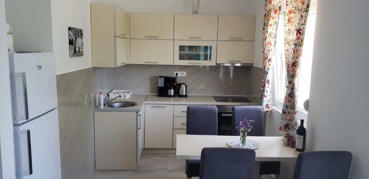 Apartmani Suncokreti - Sunflower Apartments บาร์ ภายนอก รูปภาพ